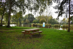 Table de pique nique Etang de pêche Marais saint Charles à Lallaing dans le Nord